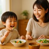 家庭のダイニングで幼児が笑顔で食事をする親子シーン