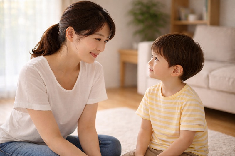 子どもと目線を合わせ、やさしく声をかける母親の家庭での様子