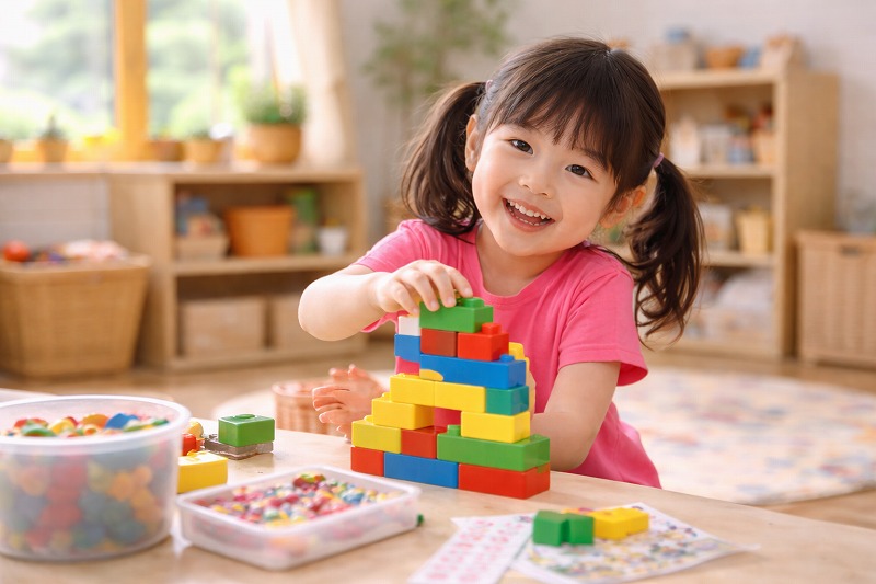 内で一人遊びや独自の遊びを楽しんでいる血液型B型の子どもの様子