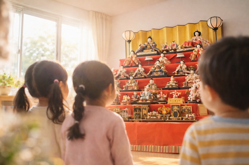 低い目線(子どもの高さ)から七段飾りを見上げる様子