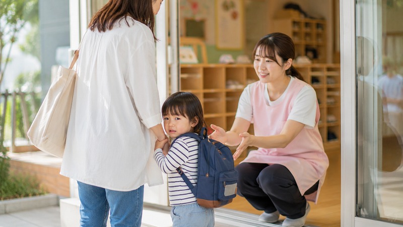 登園時に不安そうな表情を見せる子ども