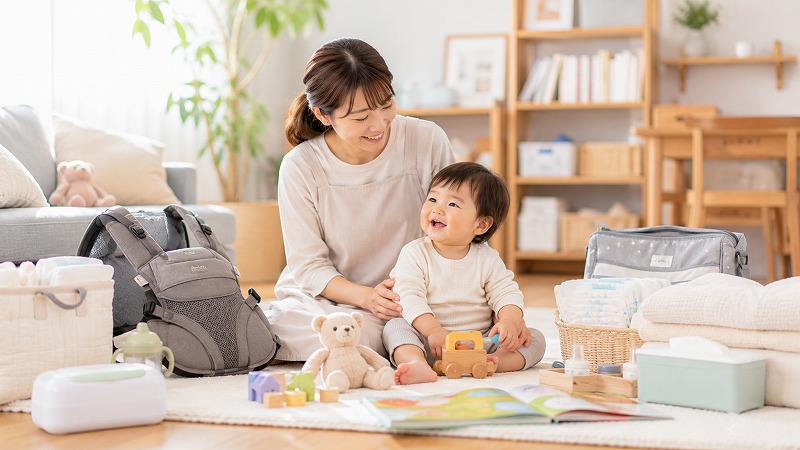 保育士ママが育児グッズを活用しながら子どもを見守る様子