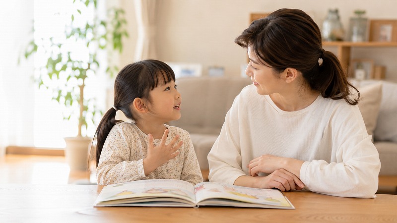 絵本を読みながら自分の気持ちについて話す親子