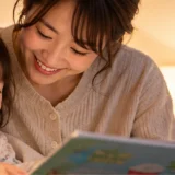 寝る前に絵本を読みながら穏やかに過ごす日本人親子